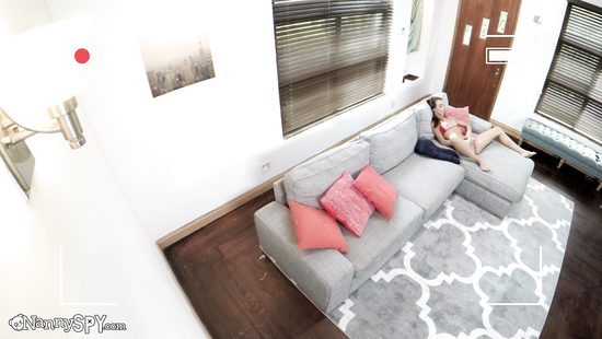 Bambino большим членом трахнул в спальне голодную молодую соседку