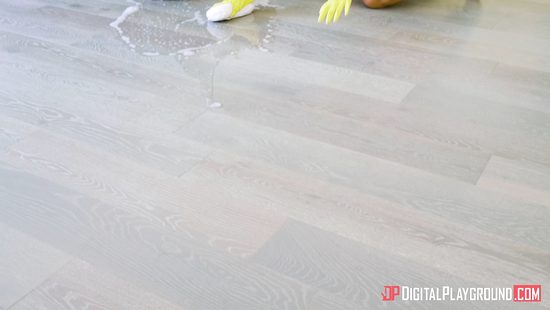 Модель-домохозяйка потекла от комплиментов молодого чувака