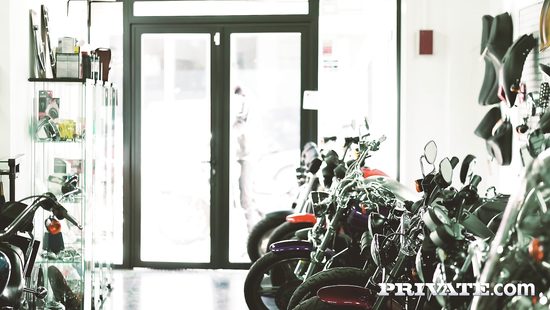 Байкер на природе присунул в киску новой подруги здоровый член