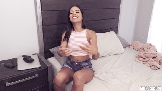 Поймала в шкафу возбуждённого соседа и утолила его сексуальный голод