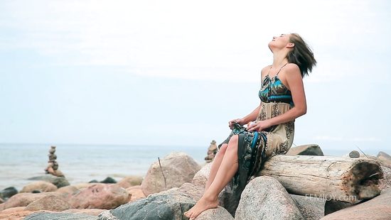 Голая стройная девчонка на берегу моря пускает мыльные пузыри