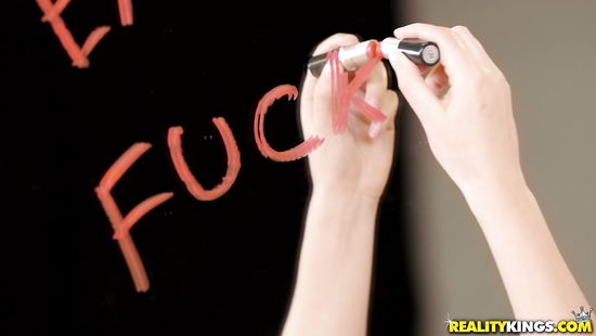 Накрашенная брюнетка с анальной пробкой дала другу во все щели