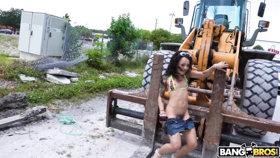 Мускулистый ловелас жёстко трахает анальную шлюшку в публичных местах