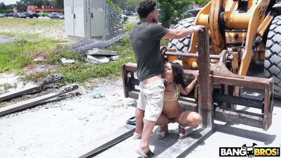 Мускулистый ловелас жёстко трахает анальную шлюшку в публичных местах