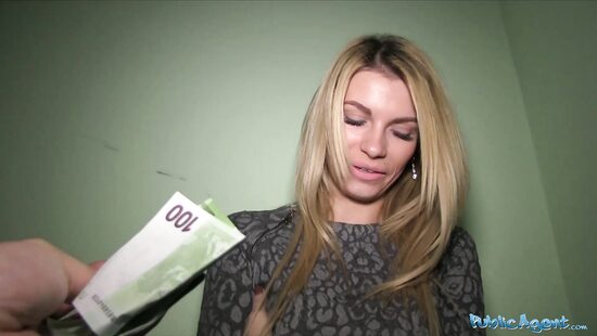 Высокая блондинка трахается за деньги