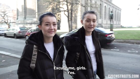 Наивные близняшки