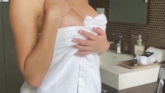 Summer Soderstrom принимает ванну с пеной