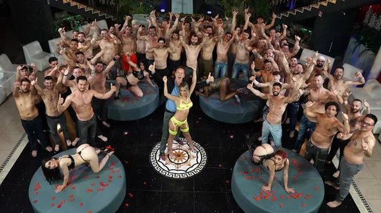 Офистегі партаның астындағы жасырын камера порно