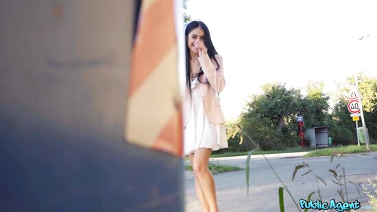 Скука на автобусной остановке