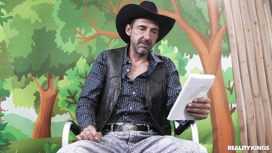 Парень за кадром