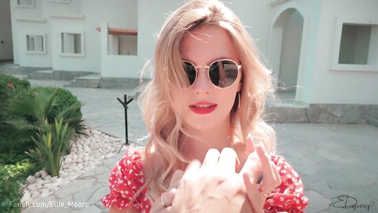 Вино сухое, а Элли Мур мокрая