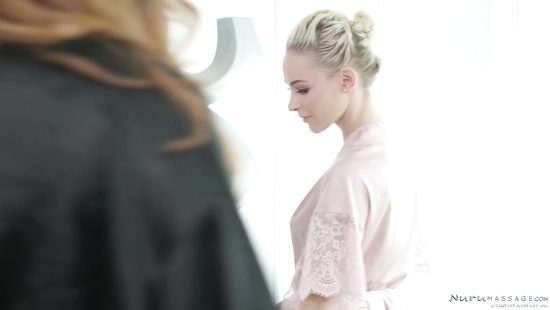 Постоянный клиент на сеансе массажа трахнул двух массажисток