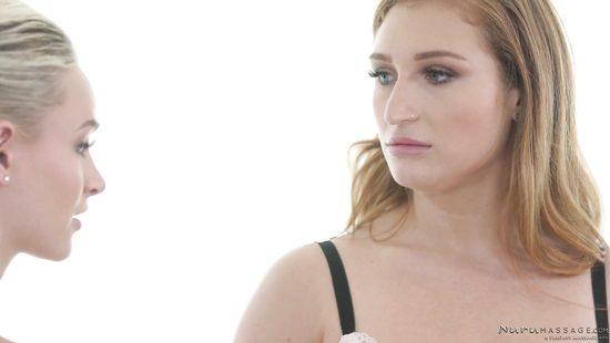 Постоянный клиент на сеансе массажа трахнул двух массажисток