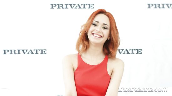 Русская рыжеволосая куколка проходит приватный порно кастинг