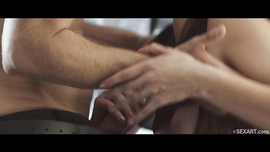 Поймал секретаршу в своём компьютере и трахнул сучку за любопытство