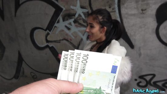 За 400 евро подписалась на фотосессию, а за 800 отдалась пикаперу