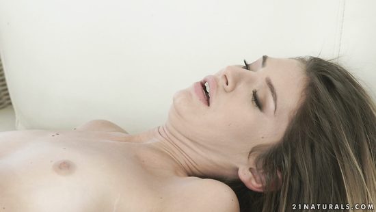 Сбежала от мужа и приплыла на лодке к взрослому любовнику трахаться