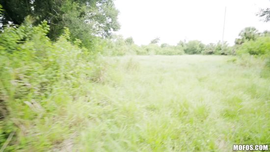 Охотник в лесу поймал прекрасную брюнетку и чпокнул её за освобождение