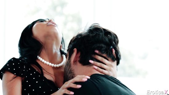 Вдова азиатка после похорон нашла успокоение с братом покойного мужа