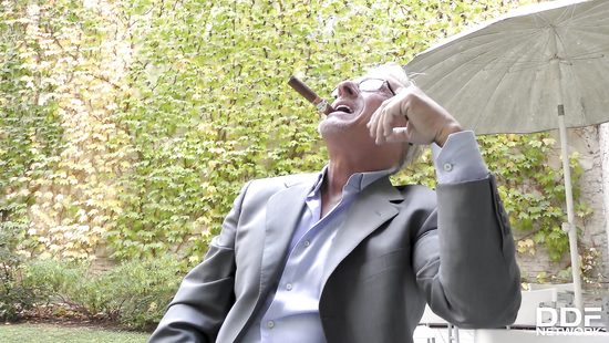 Дед как в молодости отодрал в задницу сочную милфу с большими сиськами