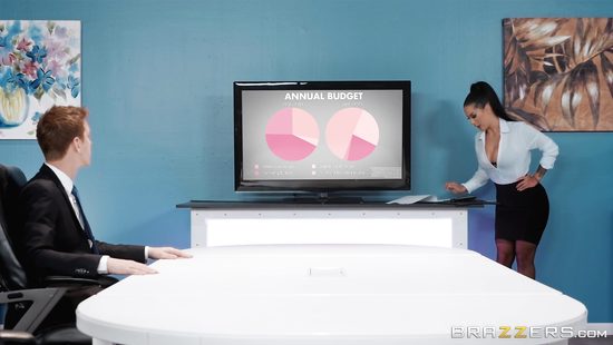 После совещания русский помощник отодрал грудастую начальницу в кабинете