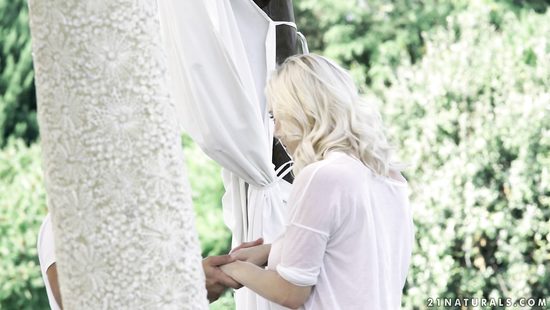 В беседке на берегу реки бойфренд присунул в попку нежной блондинке