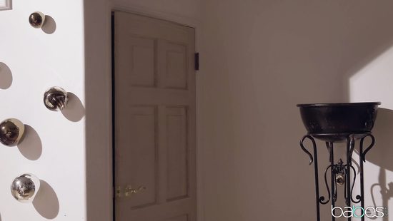 Горничная блондинка соблазнила на секс молодого гостя