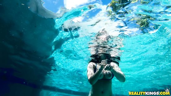 Подцепил на пляже шикарную модель и повёз трахаться домой