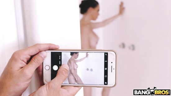 Поймала пасынка за подглядыванием и утолила его любопытство