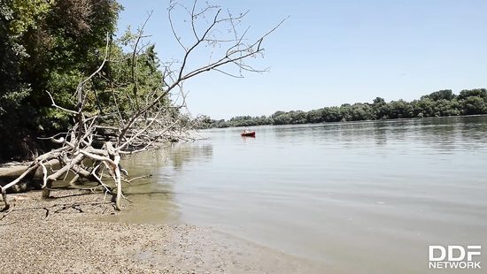 Украинская блондинка покаталась на лодке и дала загорелому самцу