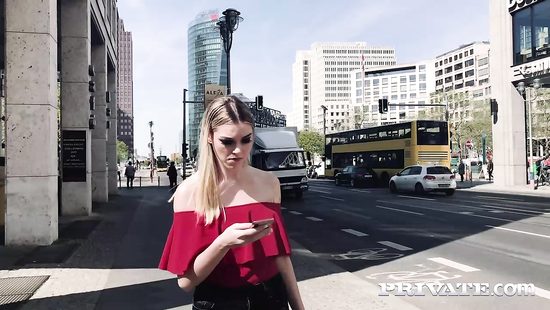 Немка прогулялась по городу и позволила бойфренду себя оттрахать