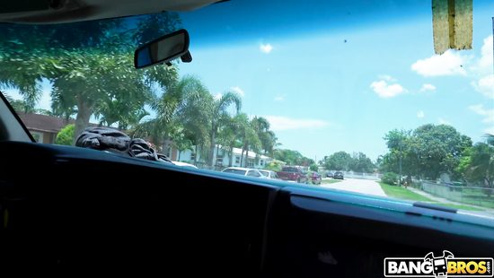 Показал красивой латинке сотку баксов и развёл на секс в машине