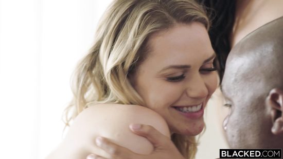 Mandingo спалил супругу за лесби сексом и оттрахал обеих красоток