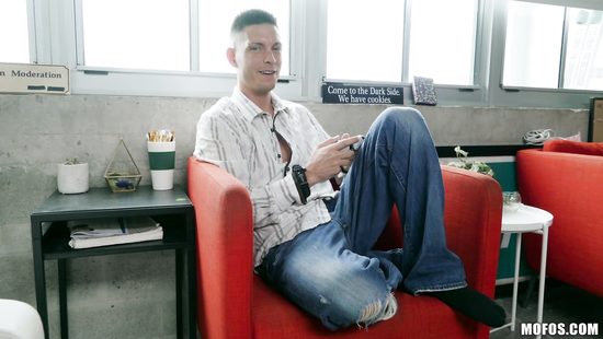 Приболтал подругу сделать эротический массаж и чпокнул на кушетке