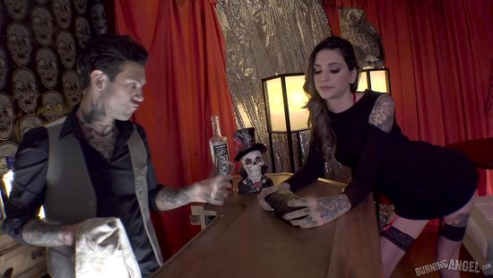 Бармен поймал в туалете дрочащую клиентку и жёстко трахнул её в кафе