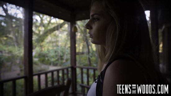 Поймал заблудившуюся красотку и жёстко трахнул её в лесном домике