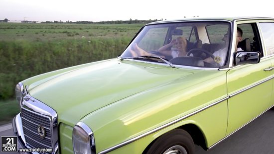 Приехали в загородный дом чтобы насладиться фут фетишем на природе