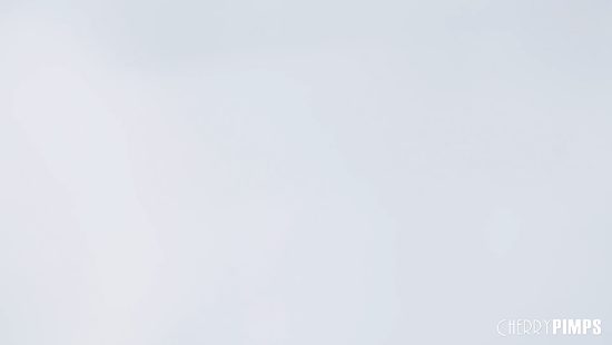 Розовый вибратор доводит Isabelle Deltore до классного оргазма