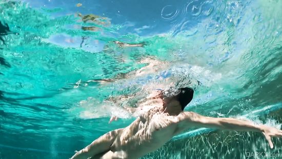 Бизнес леди ради контракта готова  на чёрный болт партнёра