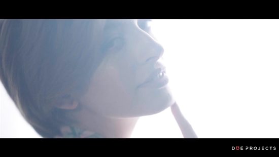 Офигенный минет на кровати засыпанной хлопьями и сперма на губах