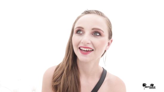 От жёсткого анала молодая красотка обкончалась сквиртом