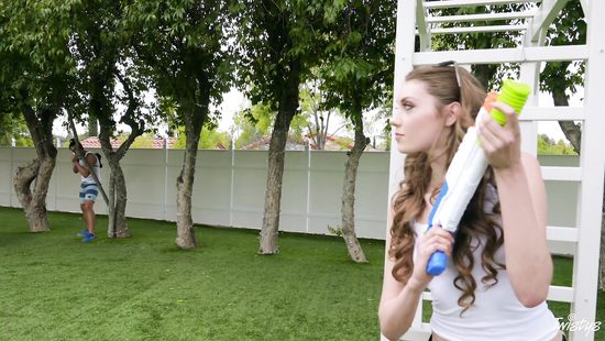 Elena Koshka победила в водной битве и в награду трахнулась с соседом