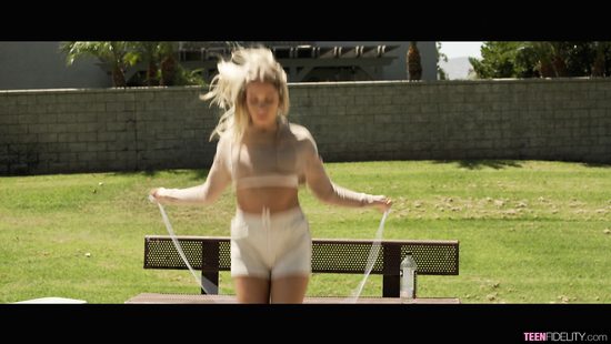 Стареющий отчим жёстко трахнул светловолосую падчерицу спортсменку