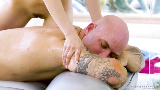 Няня упросила лысого хозяина научить её делать Nuru массаж