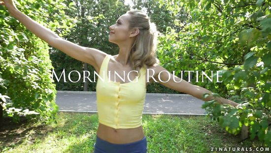 Обнимал и целовал красивую подружку пока не засадил ей в сочную попку