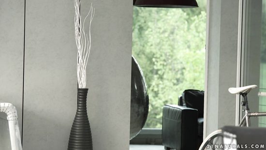 Пацан с большим членом готов исполнить все желания красивой подружки