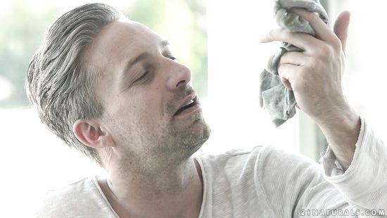 Игривая брюнетка красиво потрахалась с седым любовником