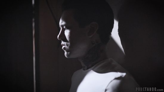 Приехал домой и вместе с отцом оттрахал совершеннолетнюю падчерицу