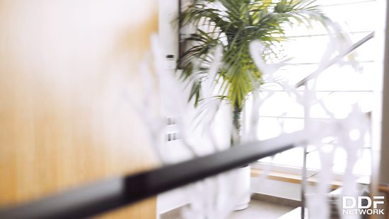 Покорная латинка послушно раздвигает булки перед строгим хозяином