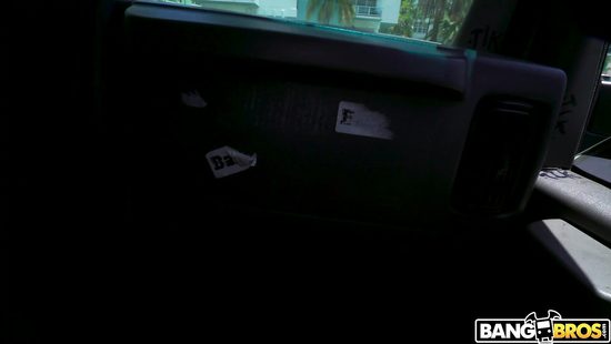 Миниатюрная азиатка оседлала хер пикапера в автобусе за деньги